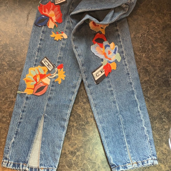 Super cute patched jeans - Picture 2 of 3